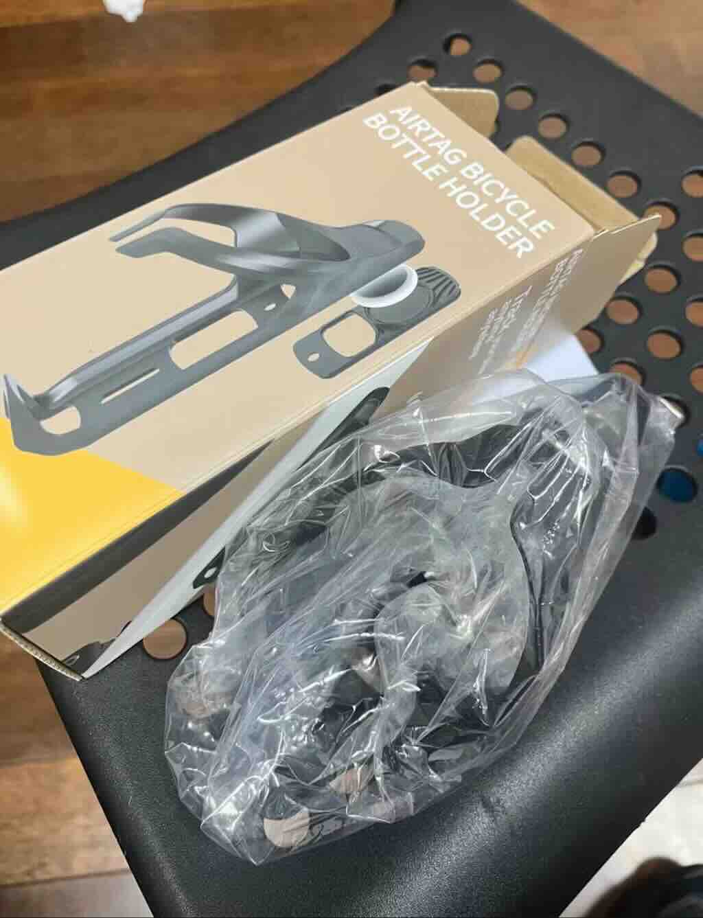 Bicycle bottle holder with airtag
