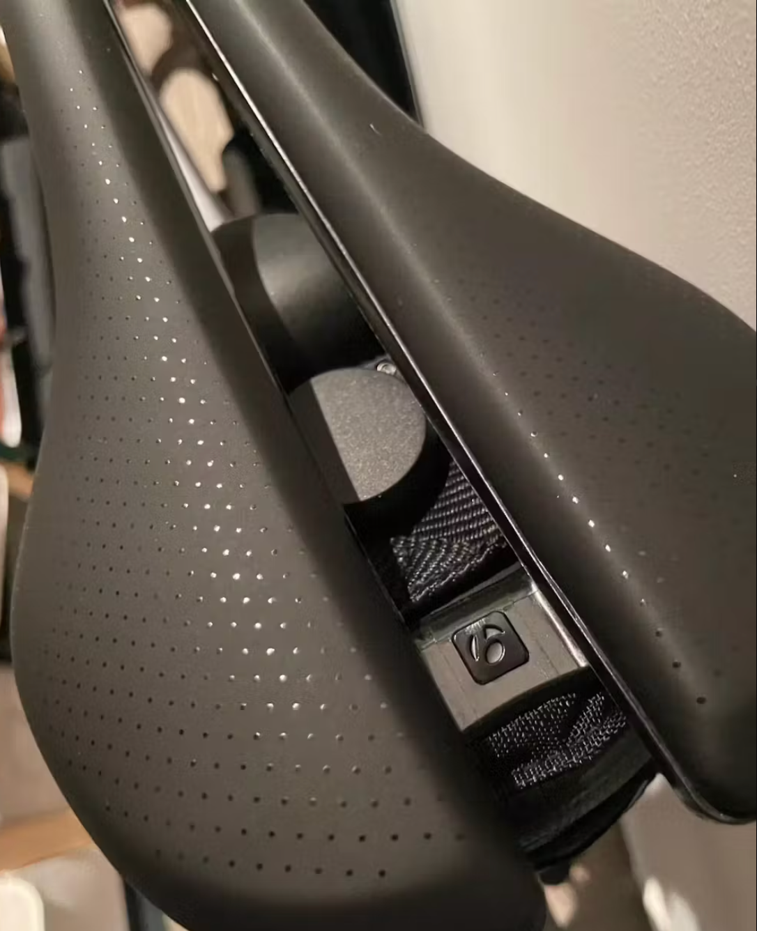 bike saddle apple airtag case
