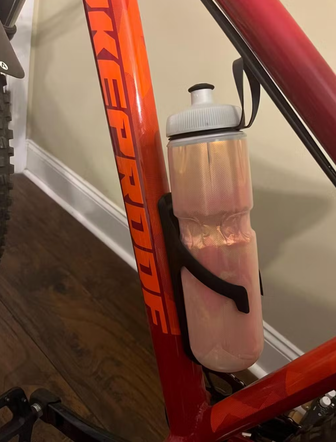 apple airtag water bottle holder