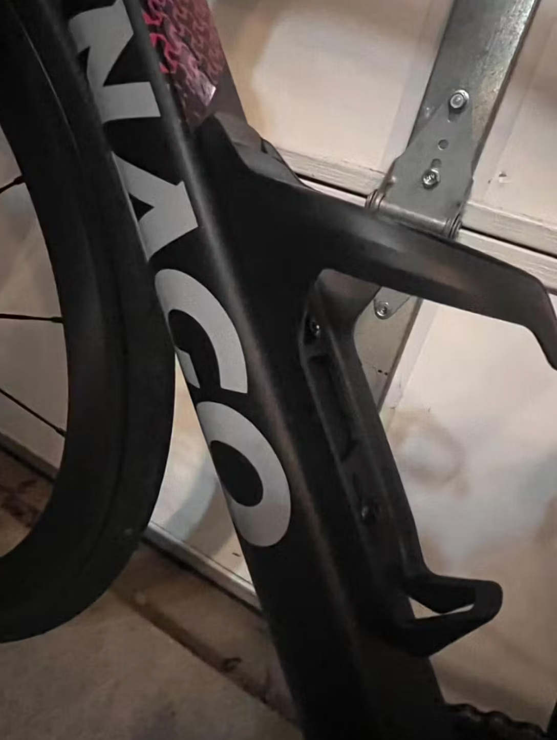 bicycle bottle cage with apple airtag compartment